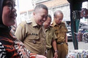 Wakil Bupati Kuningan Dede Sembada, ST saat meninjau stan food festival.